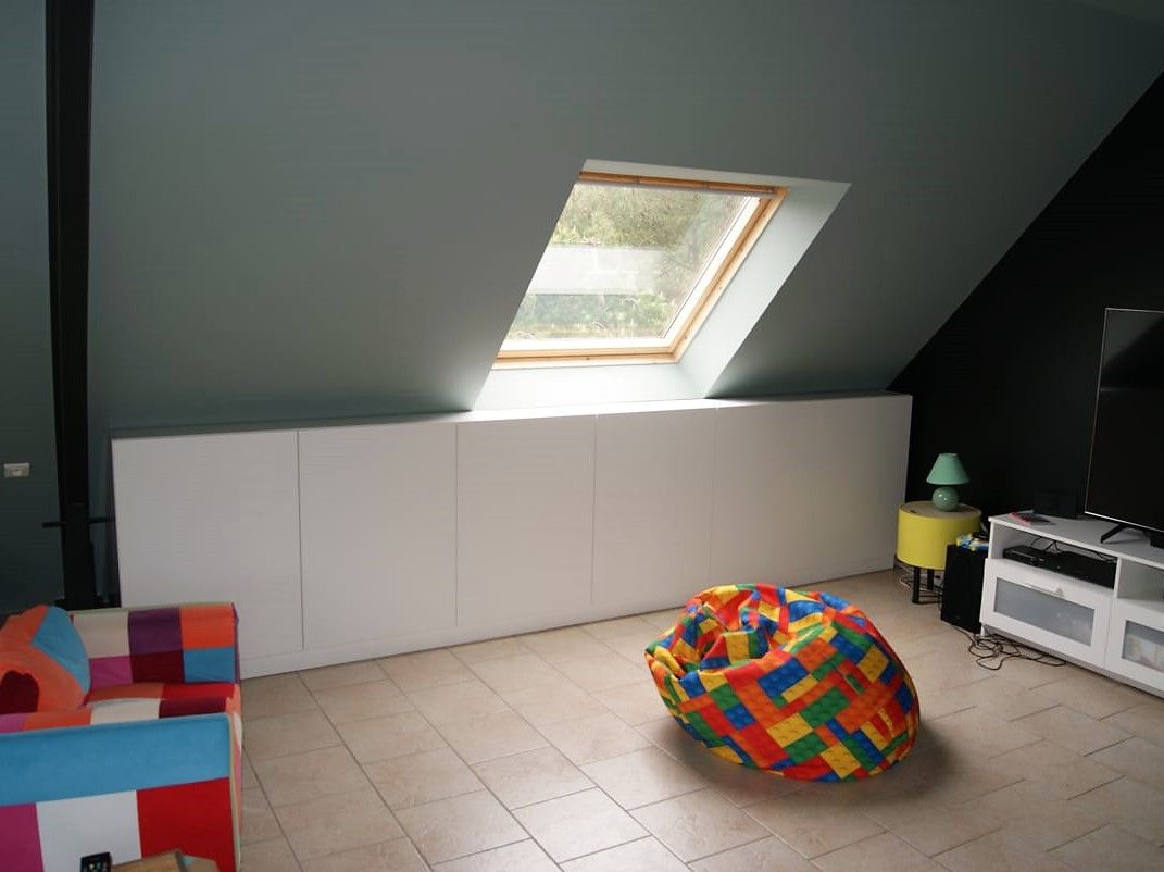 Commode blanche sous pente arrière
