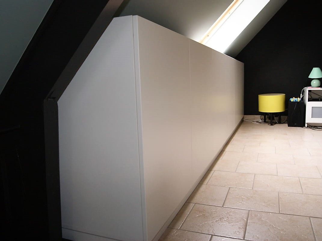 Commode blanche sous pente arrière - Vue 1