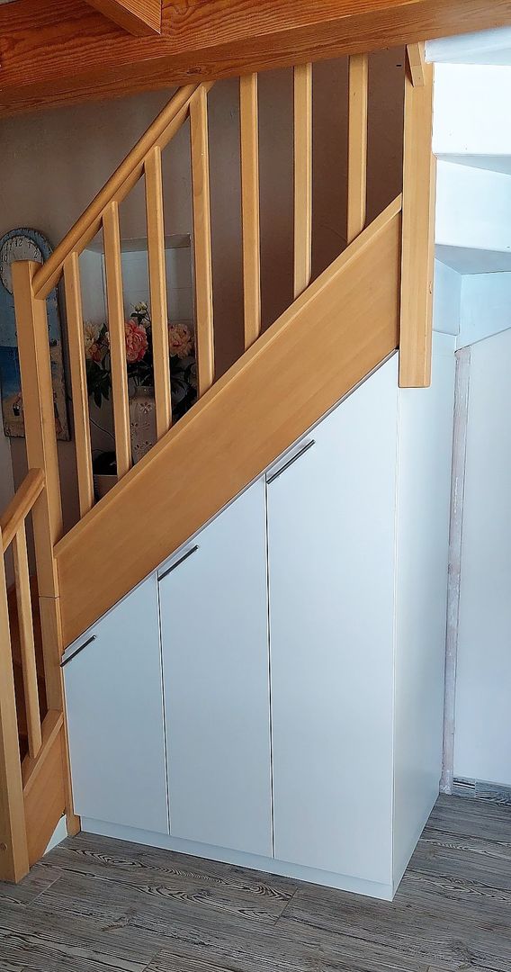 Meuble blanc sous escalier