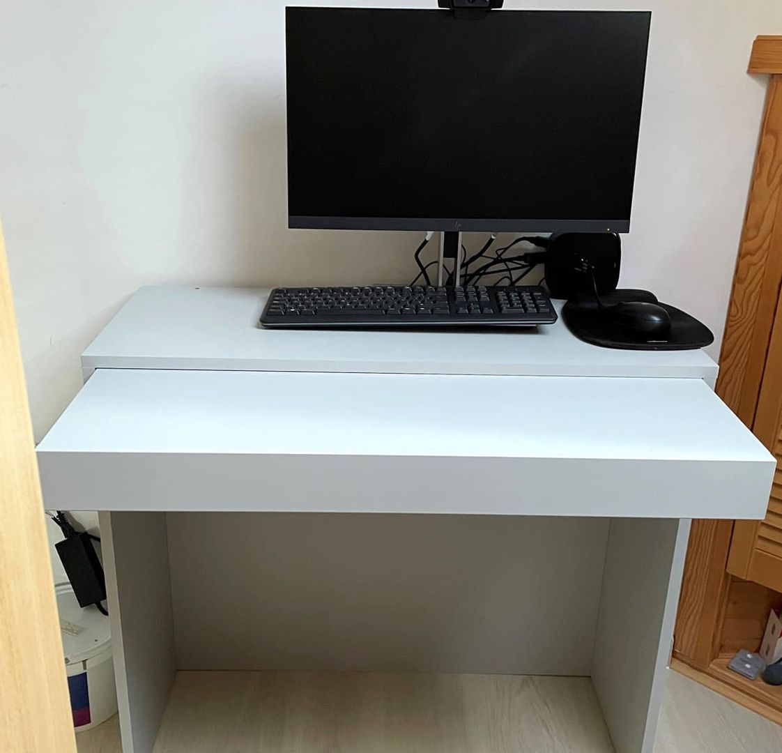 Bureau avec tablette coulissante 