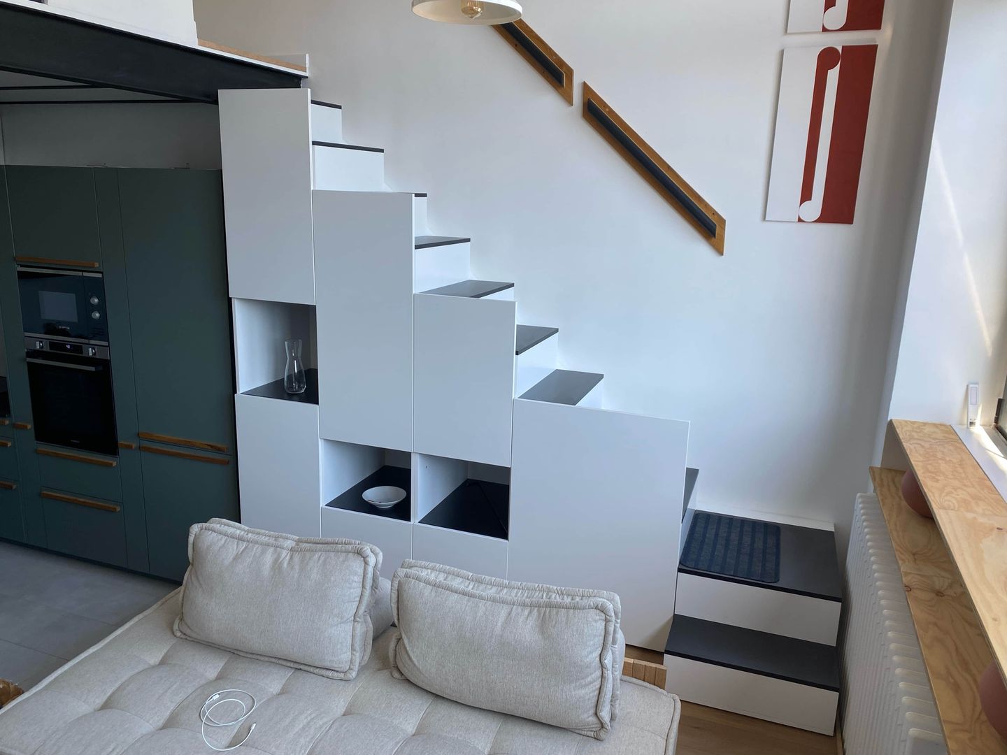 Meuble escalier blanc et noir sur mesure - Vue 2
